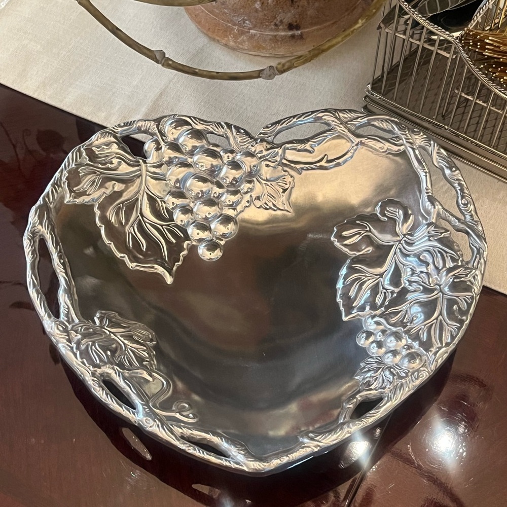 Arthur Court GRAPE HEART SHAPED COUPÉ SERVING TRAY WITH GRAPEVINE MOTIF 9.5”X 10 - Picture 2 of 11